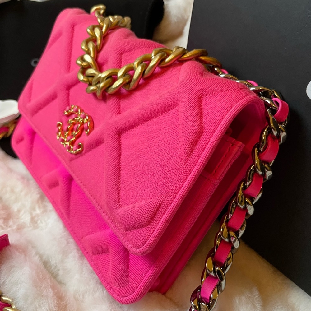 ❌SOLD❌🔥CHANEL 19 Jersey quilted Hot Pink Wallet on Chain - Picture 2 of 5